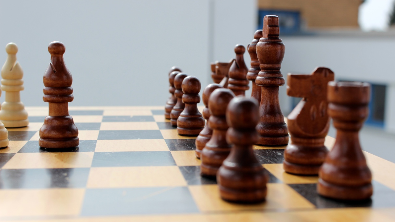 Большие деревянные шахматы на доске 