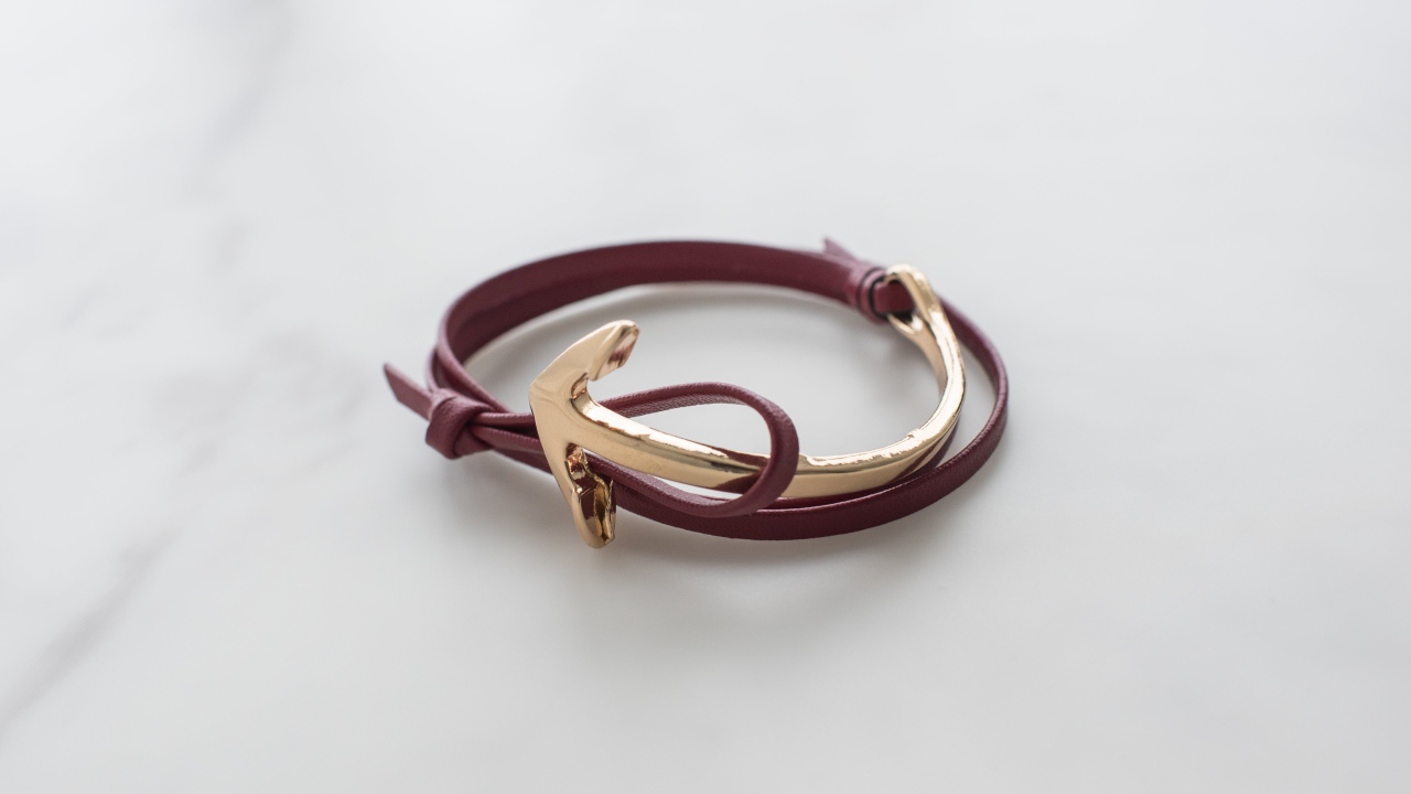 Кожаный браслет на руку на сером фоне