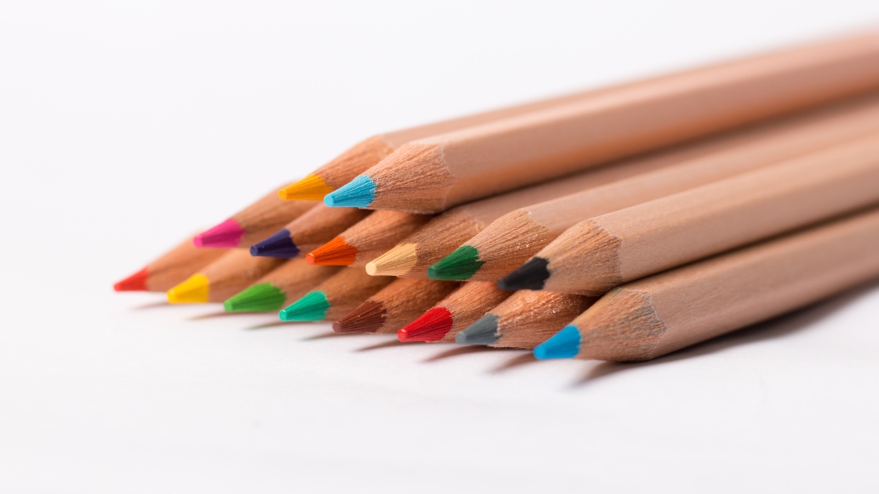 Разноцветные карандаши на белом фоне