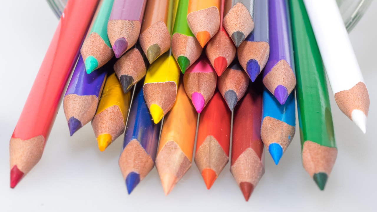 Разноцветные карандаши на белом фоне крупным планом