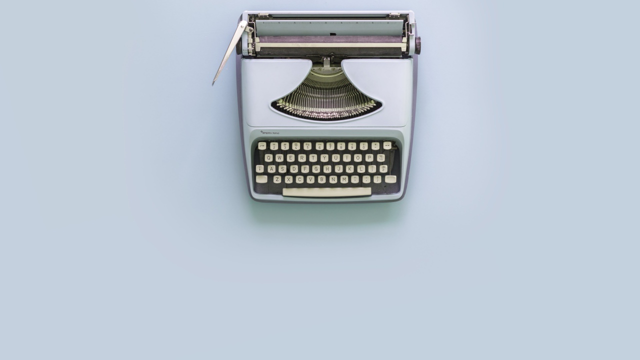 Старая печатная машинка на сером фоне 
