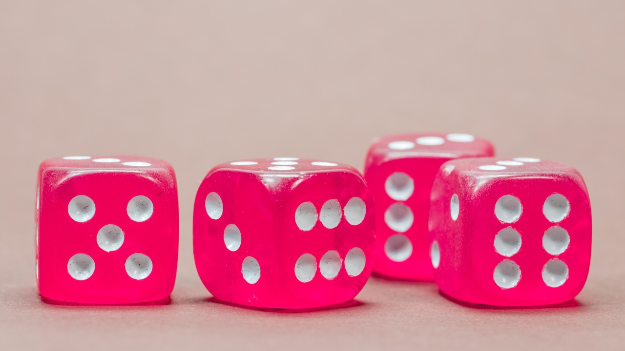 Красные игральные кости на сером фоне