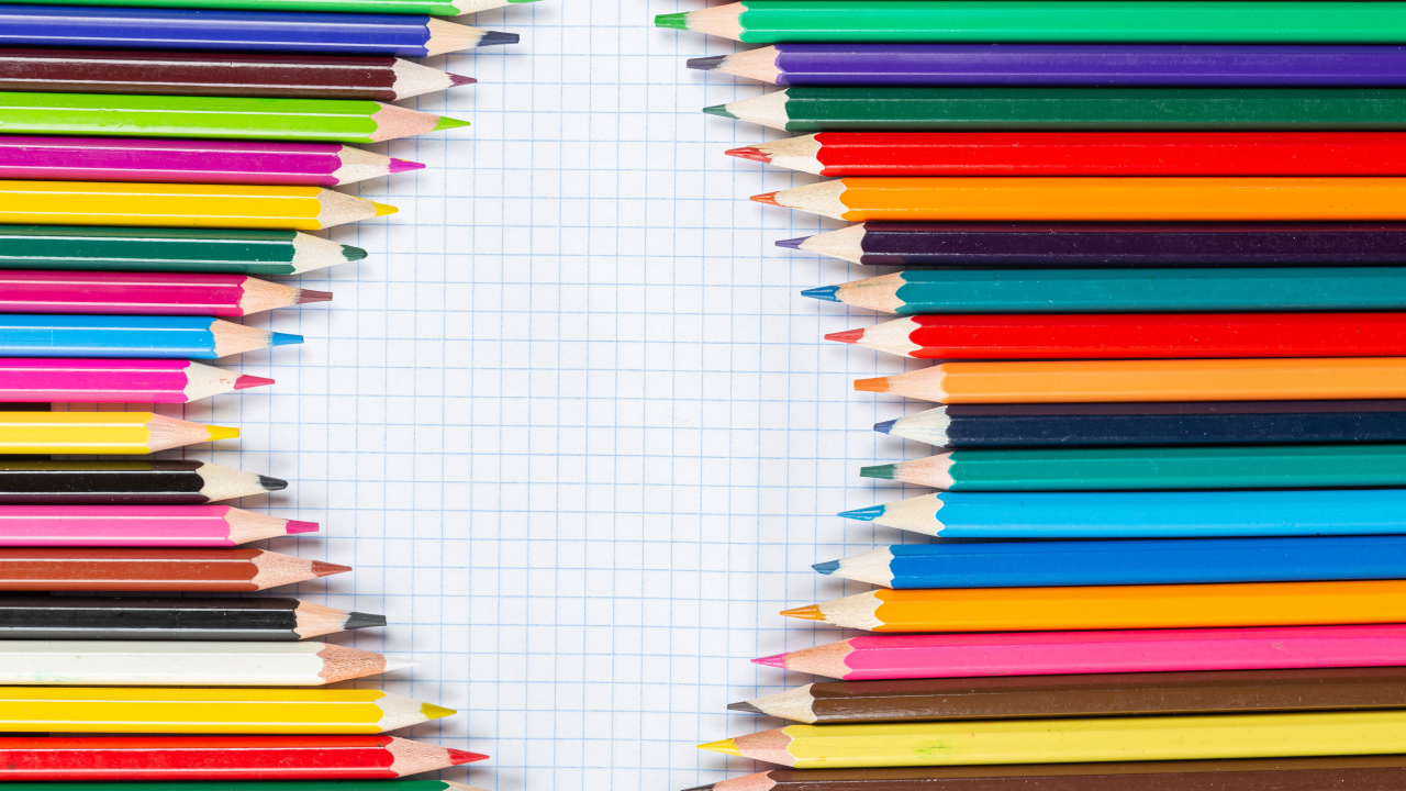 Заточенные разноцветные карандаши на листе тетради