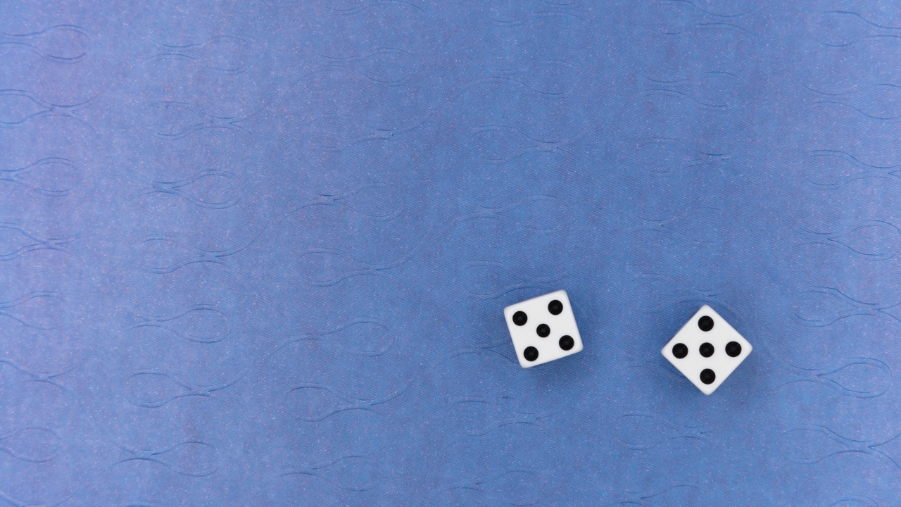 Две игральные кости на синем фоне