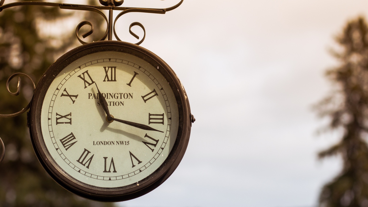 Старинные уличные часы показывают время 