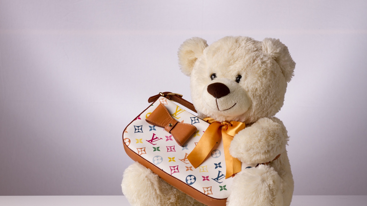 Белый плюшевый медведь с сумочкой