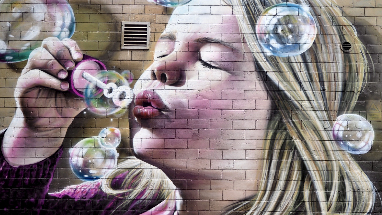 Девочка с мыльными пузырями нарисована на стене 