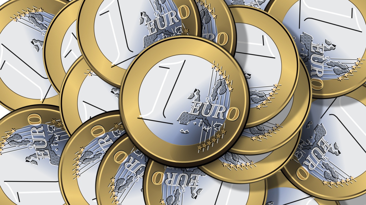 Много монет в один евро крупным планом 