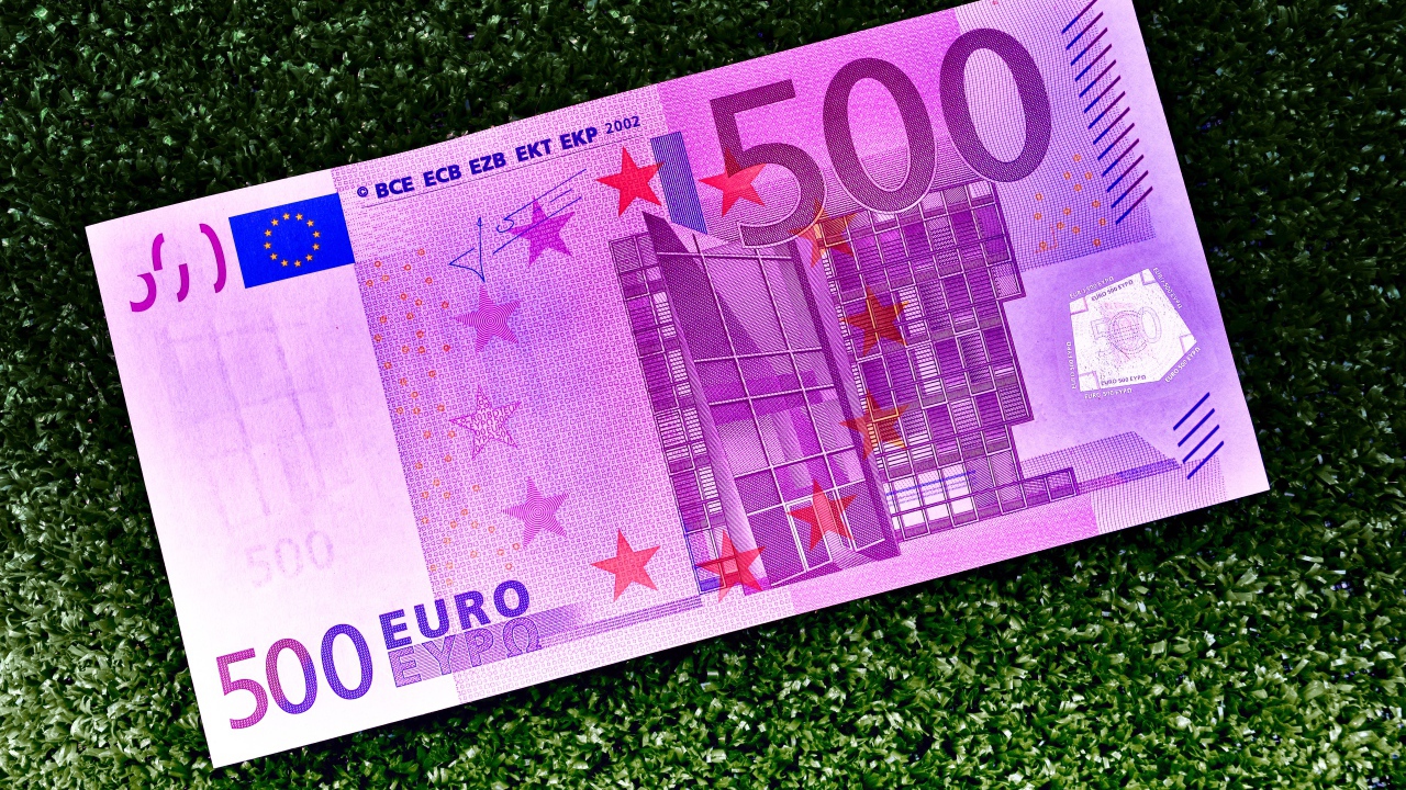 Купюра 500 евро на зеленом фоне