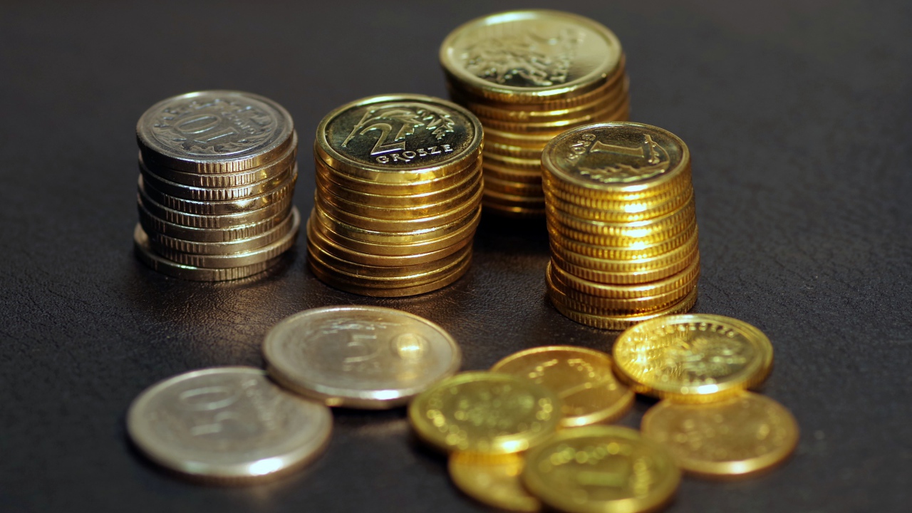 Монеты разным номиналом на столе 