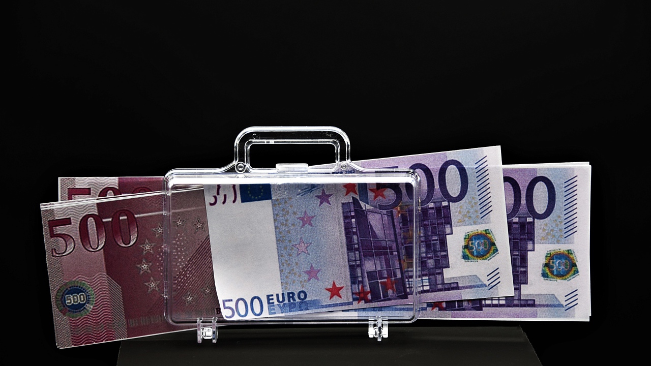 Купюры евро с держателем на черном фоне