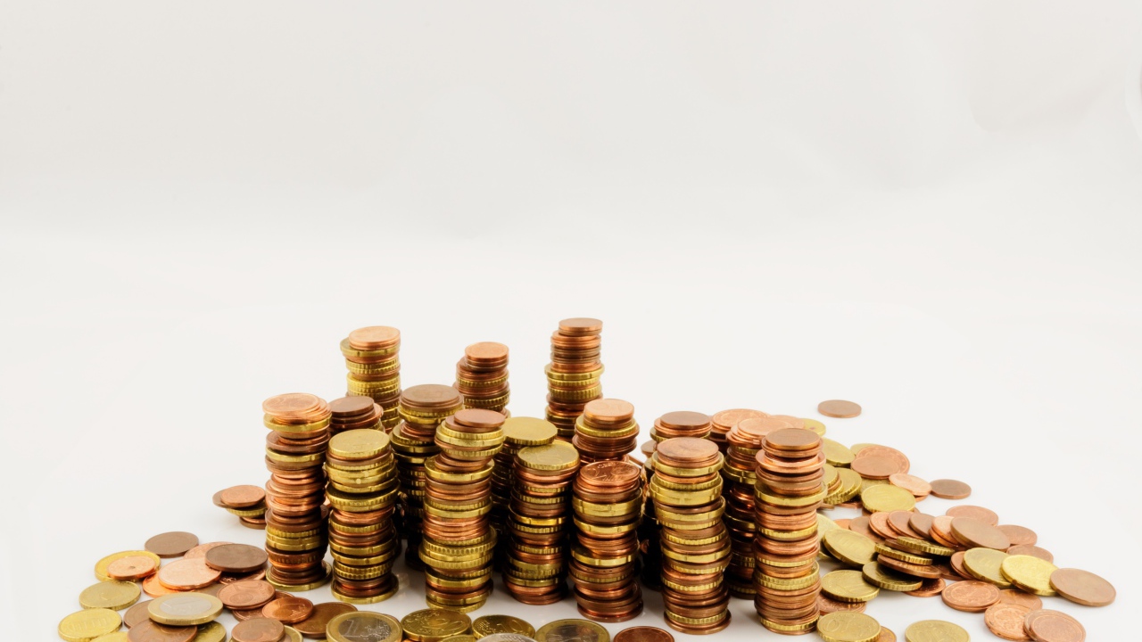 Много монет евро на белом фоне 