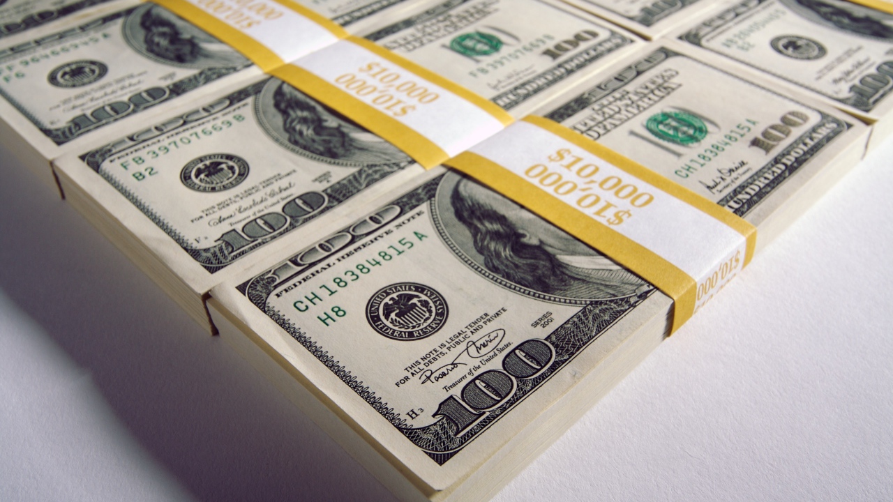 Пачки денег со сто долларовыми купюрами