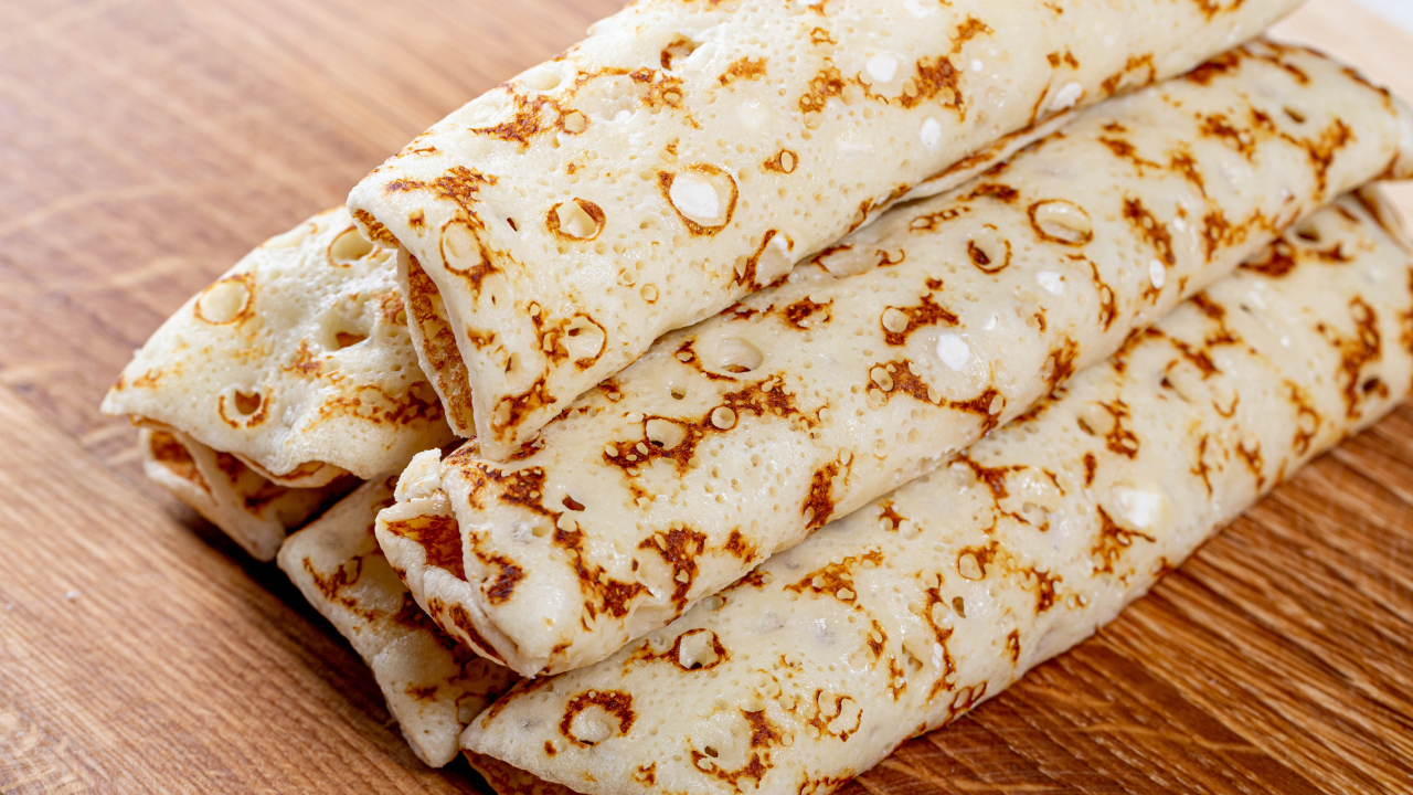 Аппетитные блины на деревянном столе 