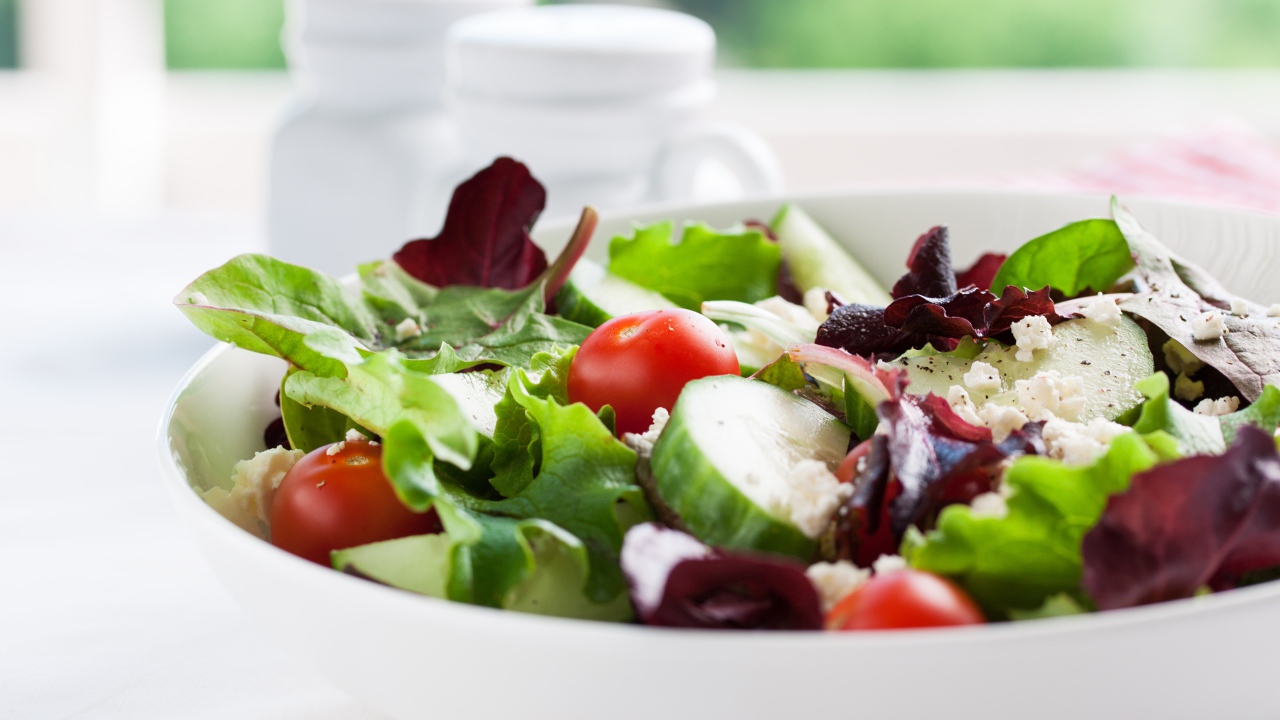 Аппетитный салат со свежими огурцами, помидорами и сыром