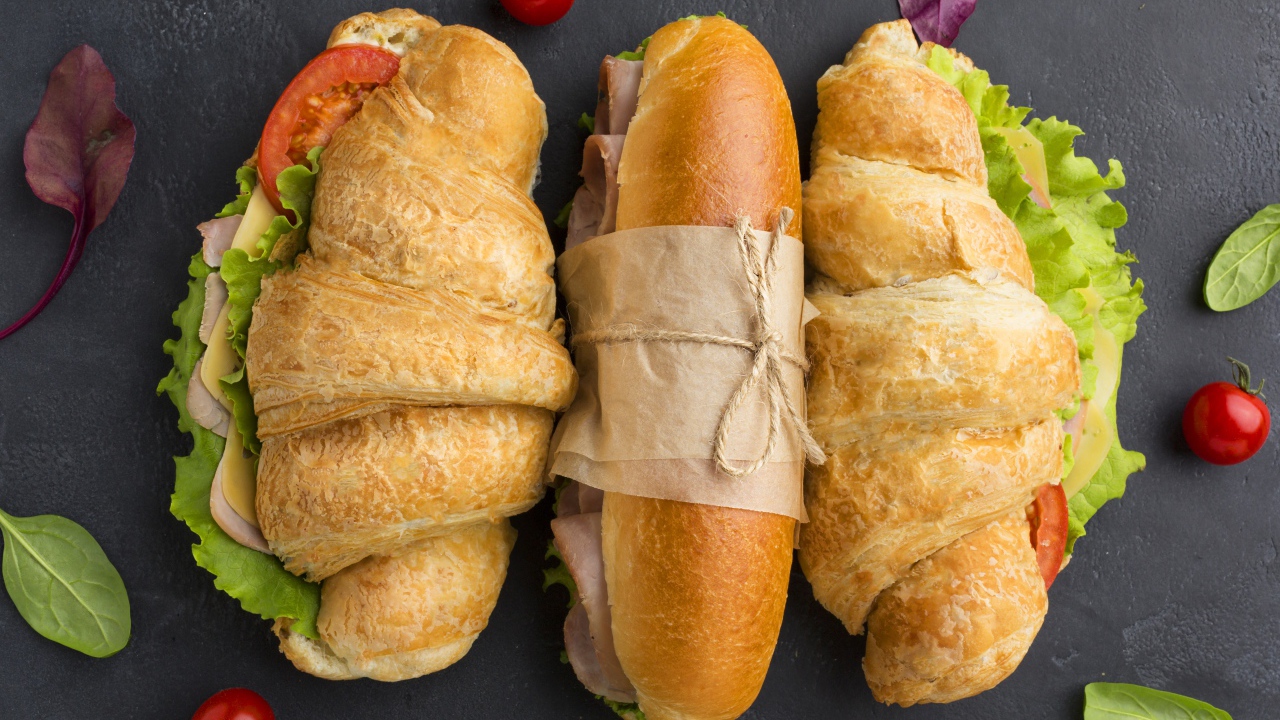 Аппетитные бутерброды на сером столе 