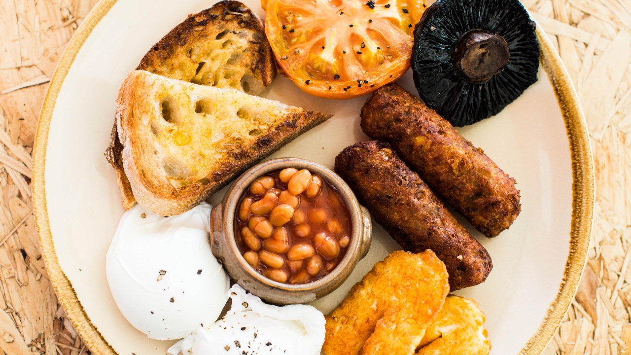 Запеченные овощи на тарелке с фасолью и гренками 