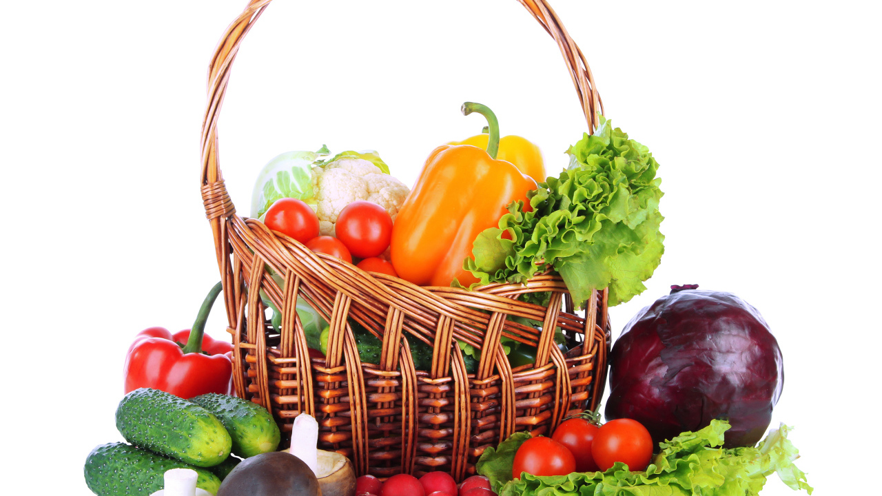 Корзина свежих овощей на белом фоне