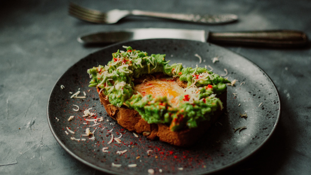 Хлеб с яйцом и соусом песто 