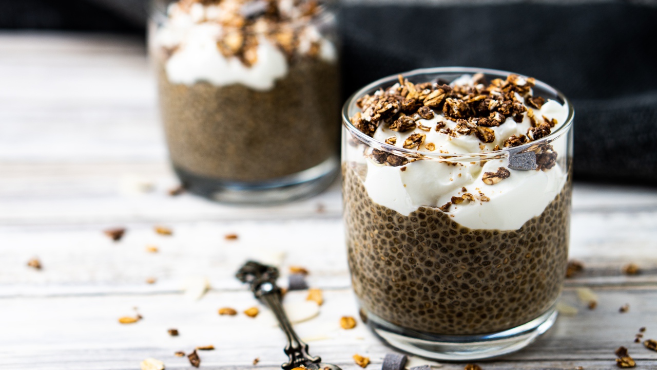 Семечки чиа в стакане с йогуртом 