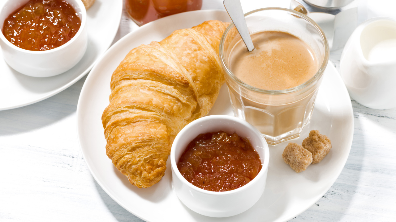 Какао на тарелке с джемом и круассаном