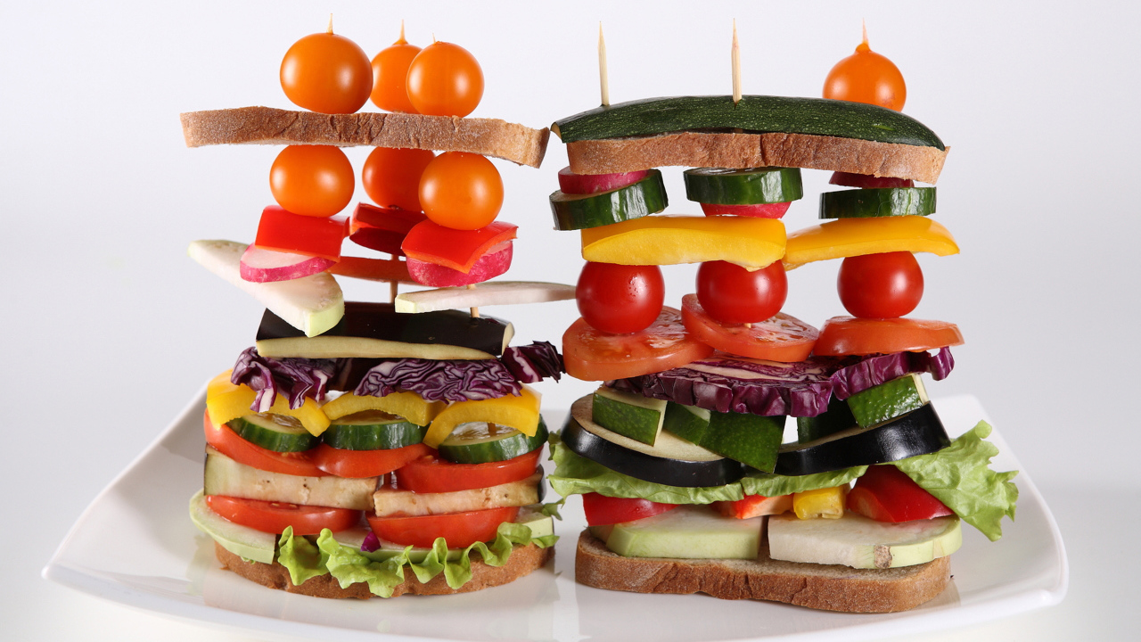 Креативный бутерброд на белой тарелке 