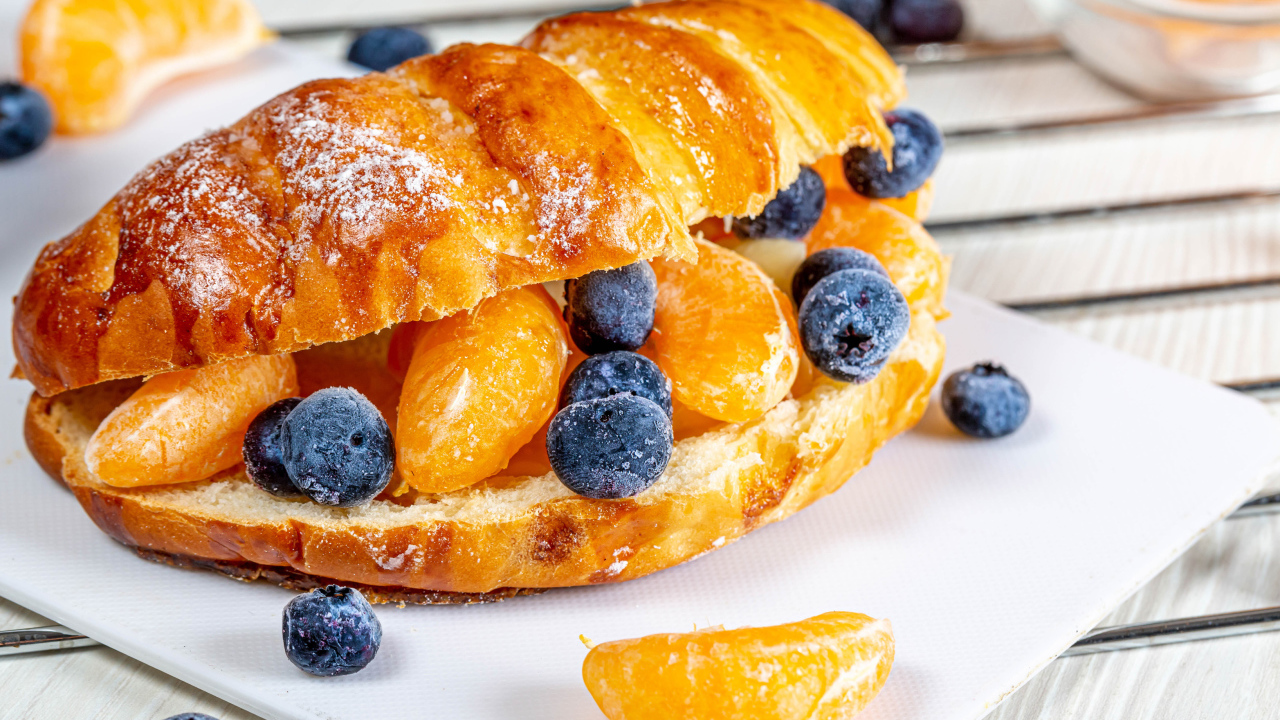 Круассан с дольками мандарина и черникой 