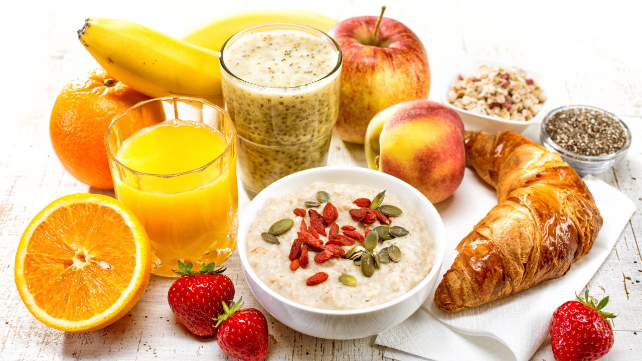 Вкусный завтрак с фруктами на столе 