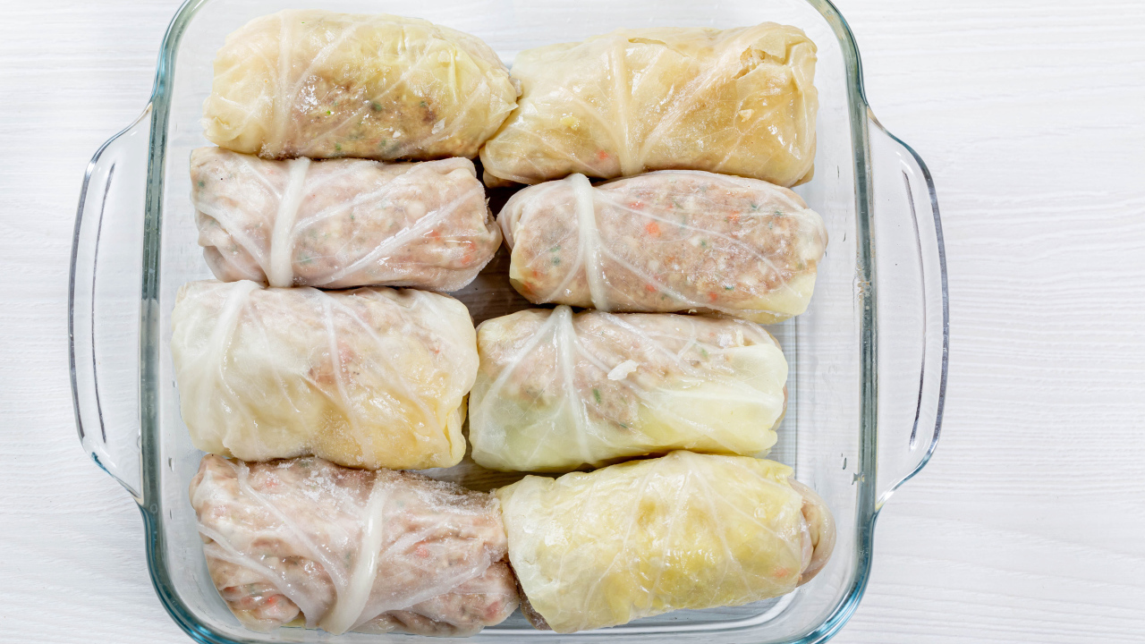 Вкусные голубцы в стеклянной посуде на столе