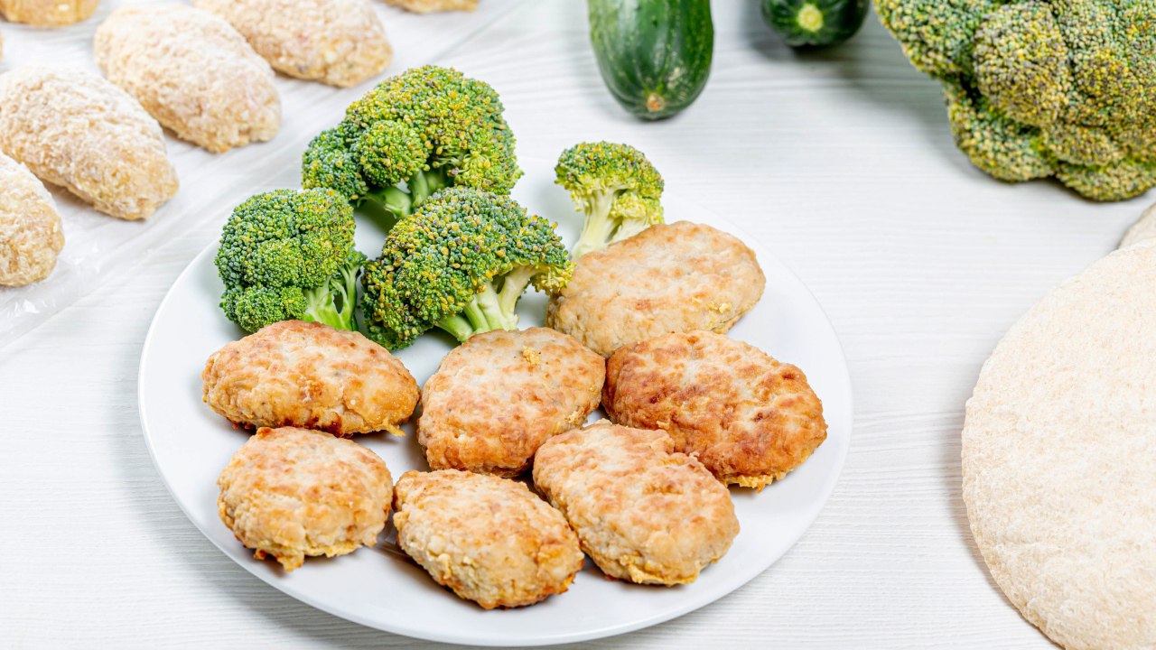 Вкусные котлеты на тарелке с брокколи
