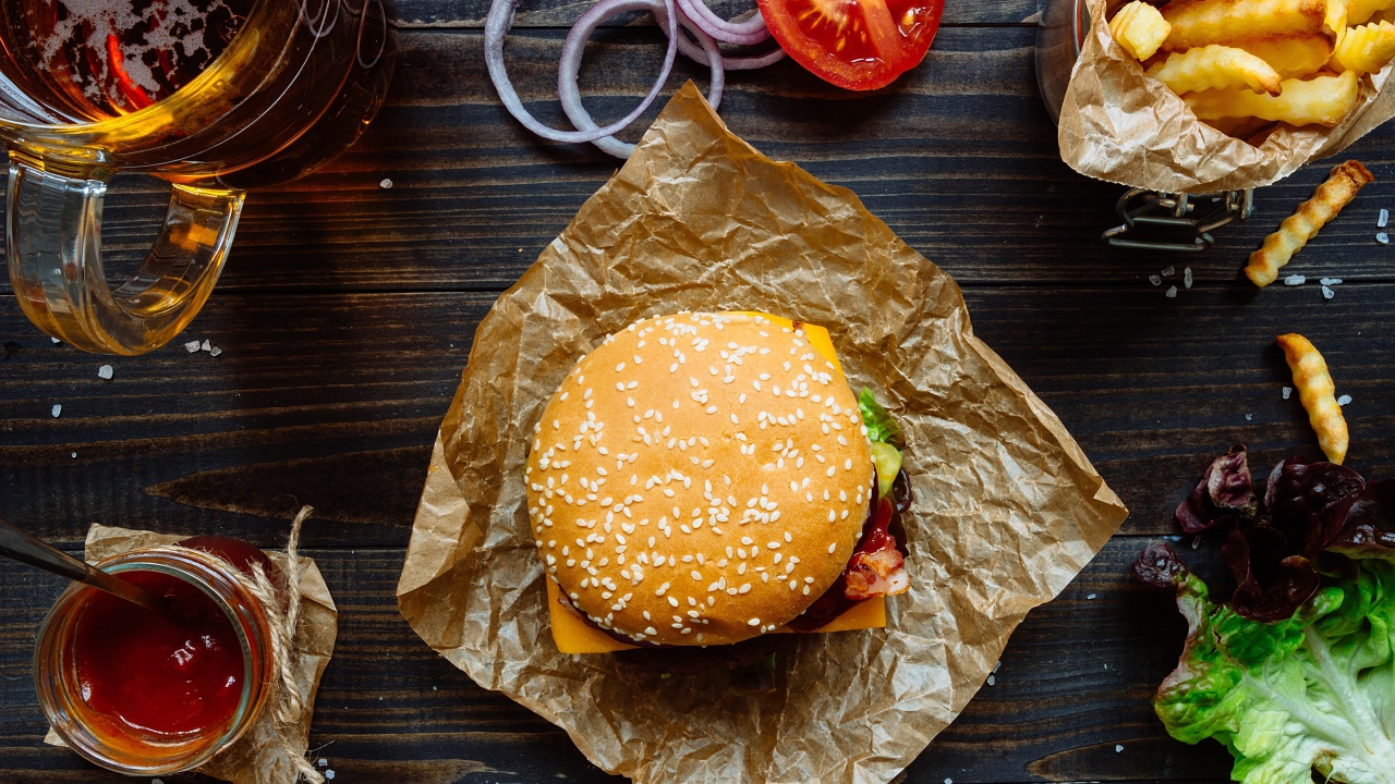 Еда из фаст фуда на столе с пивом 