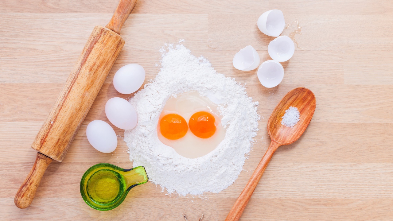 Мука, масло и яйца для теста на столе