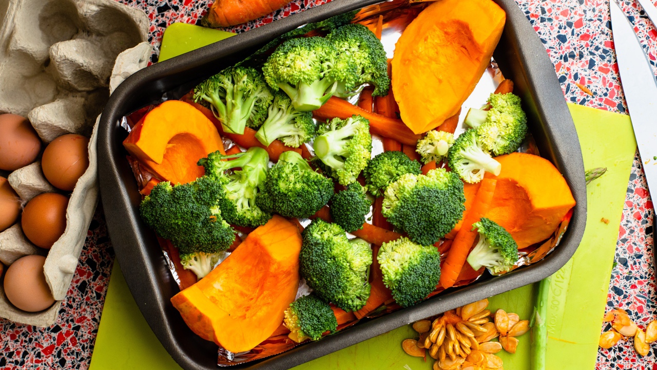 Свежие брокколи, морковь и тыква на противне 