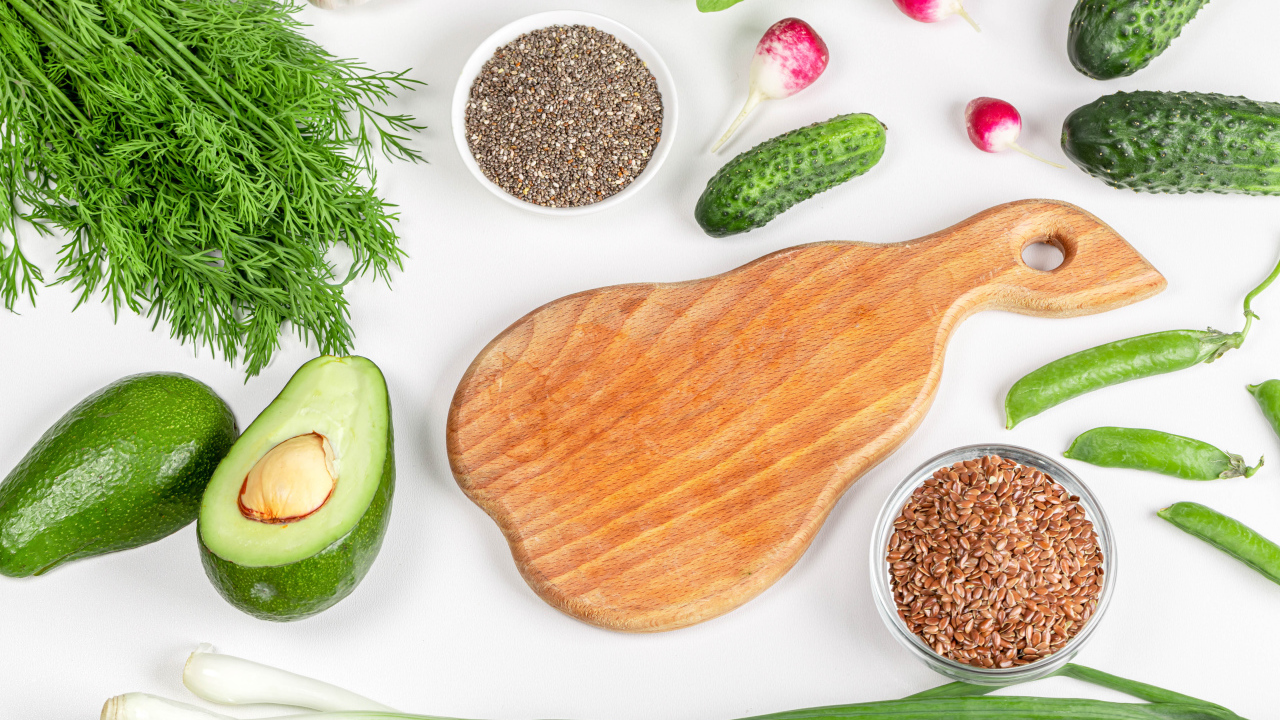 Свежие огурцы, авокадо, редис и укропом на столе с зернами