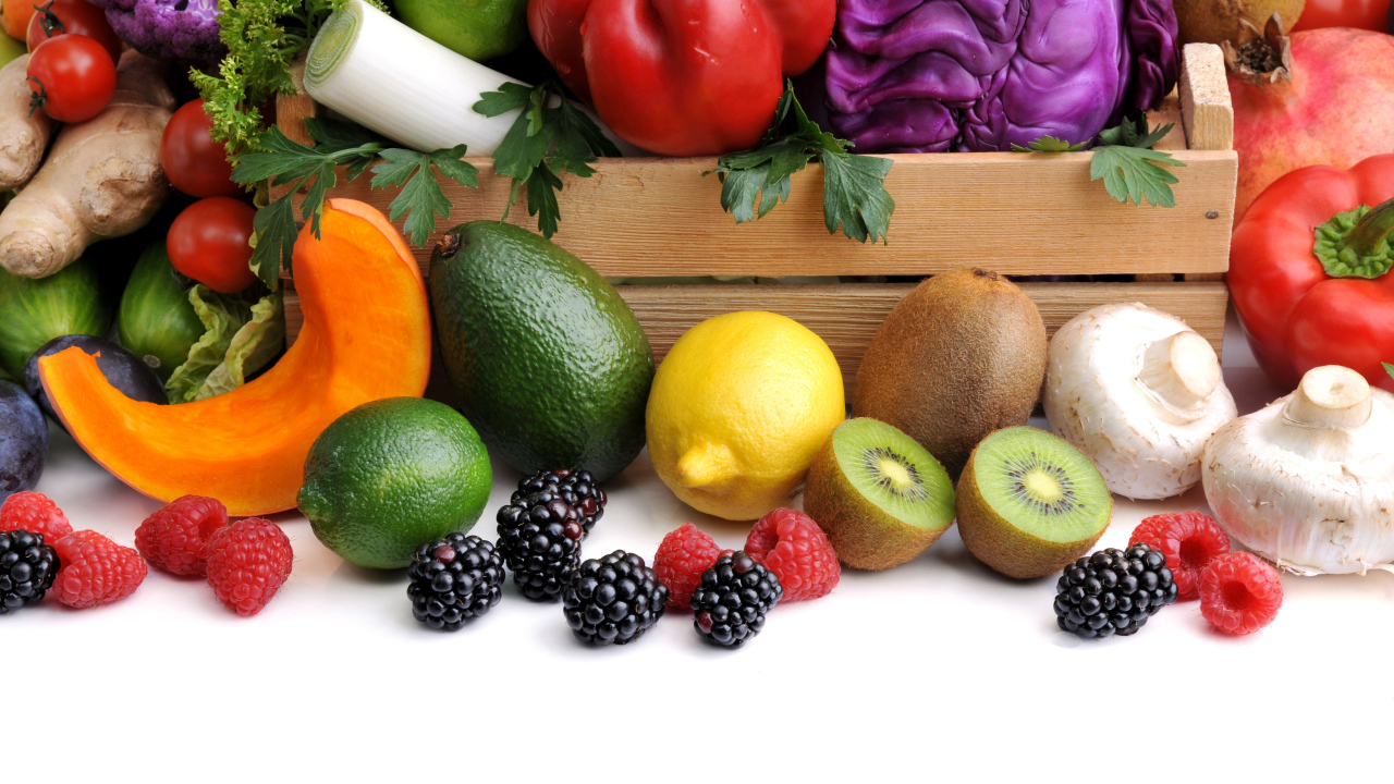 Свежие вкусные овощи с ягодами и фруктами 