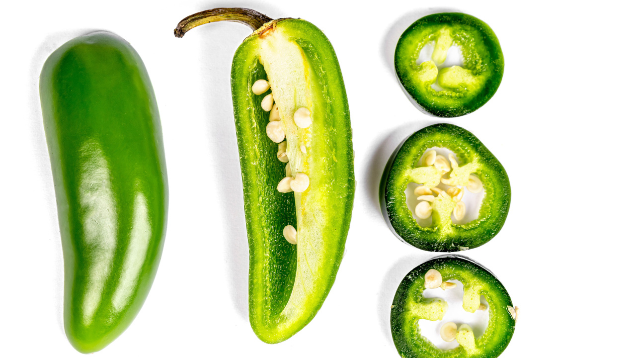 Зеленый перец в разрезе на белом фоне