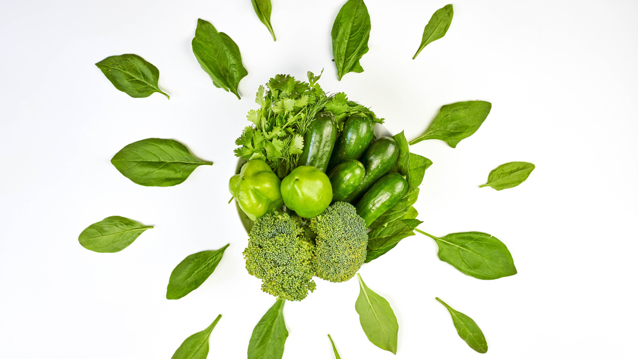 Зеленый набор овощей вегетарианца на белом фоне