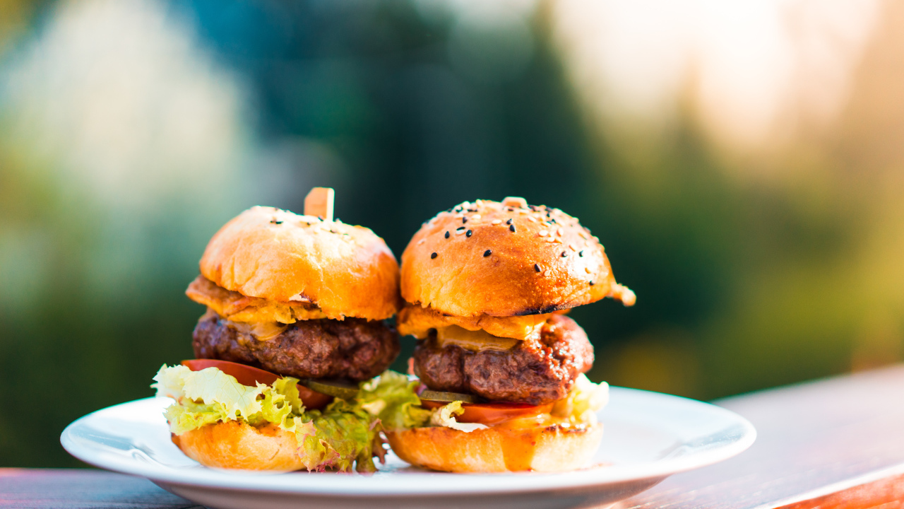 Гамбургеры с сочной котлетой на тарелке 