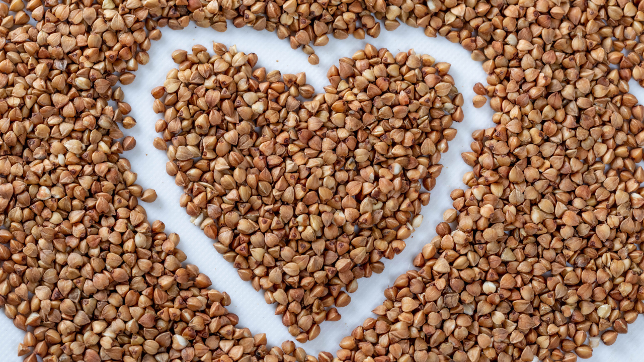 Сердце нарисовано на гречневой крупе 