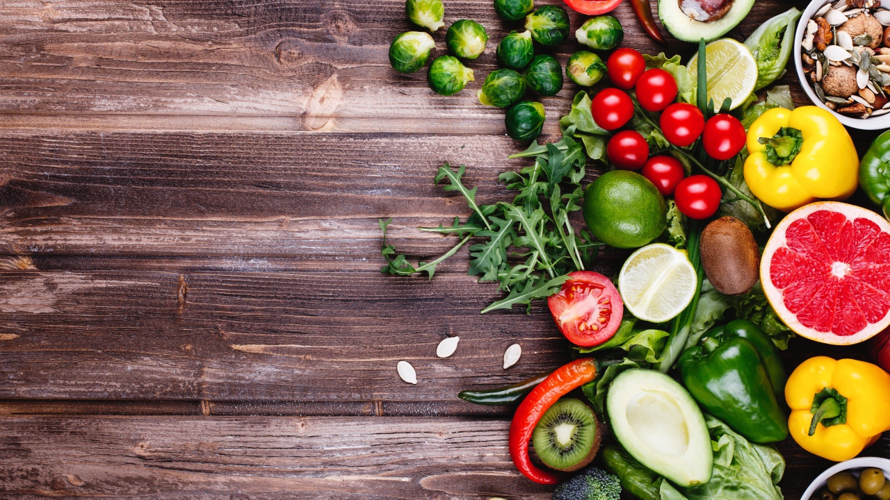 Много свежих овощей и фруктов на деревянном столе 