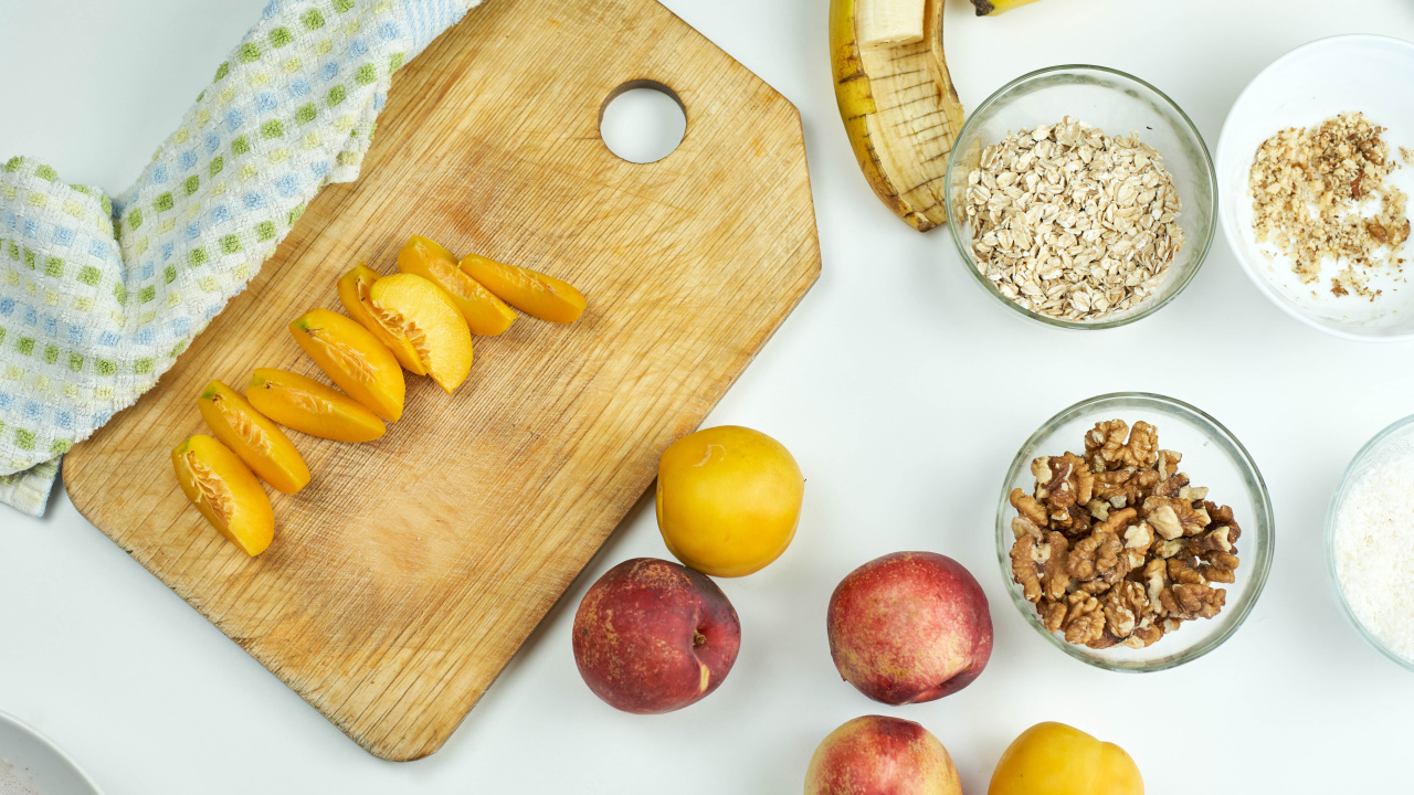 Овсянка, нектарин, банан и орехи на завтрак