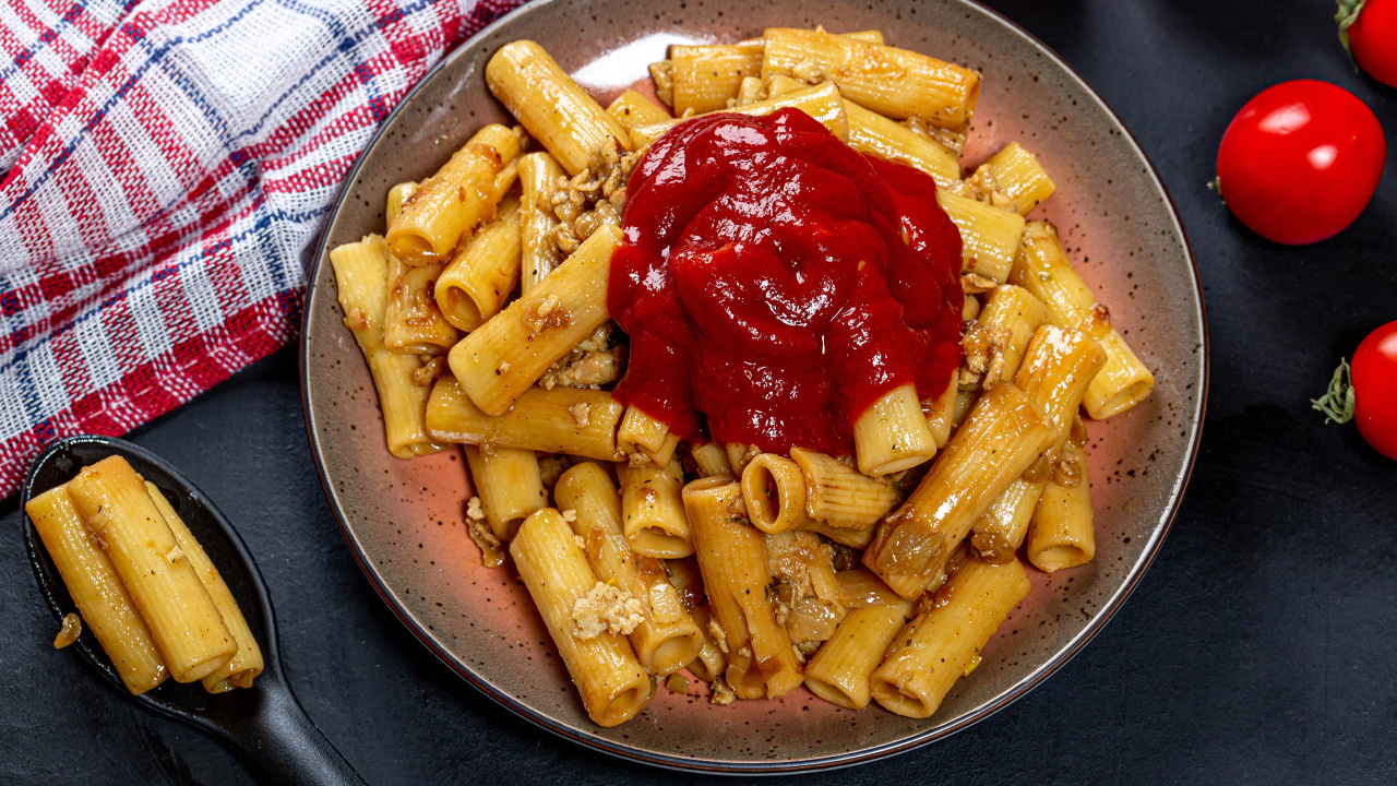 Макароны с мясом и кетчупом на столе