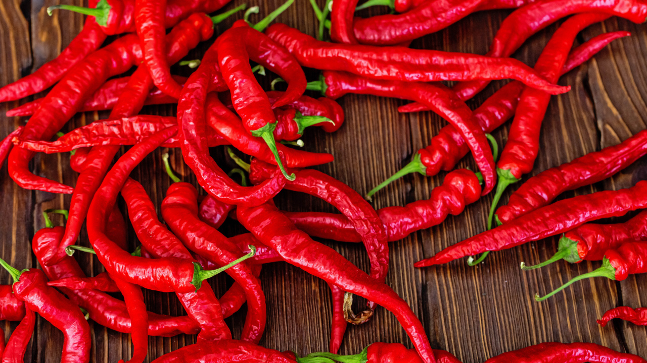 Красный острый перец на деревянном столе