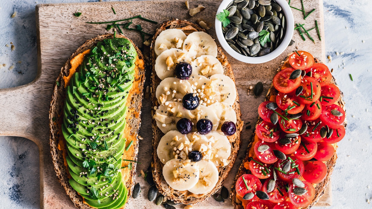 Бутерброды с авокадо, бананами и помидорами