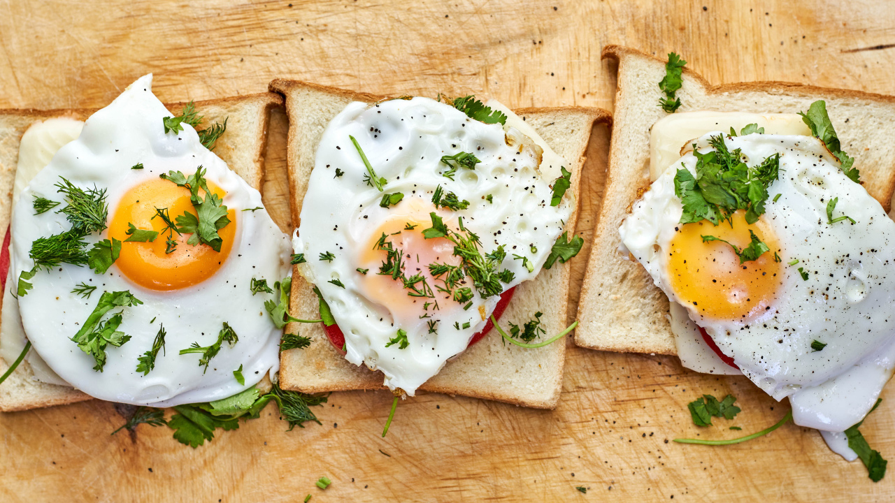 Бутерброды с яичницей, помидорами и зеленью 