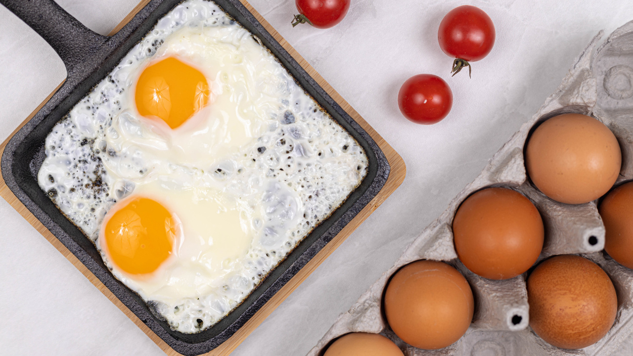 Яичница с помидорами и яйцами на столе