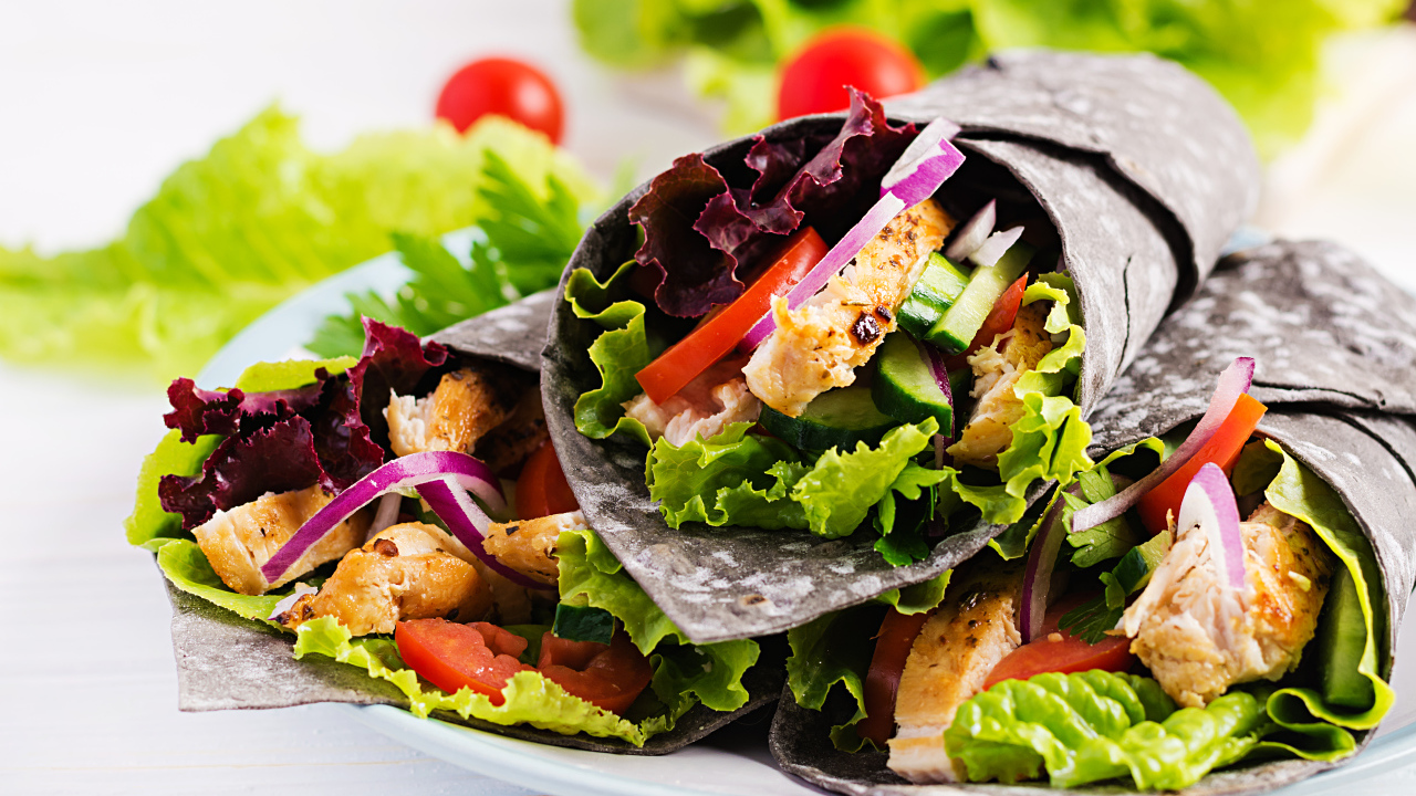 Шаурма в лаваше с овощами и курицей 