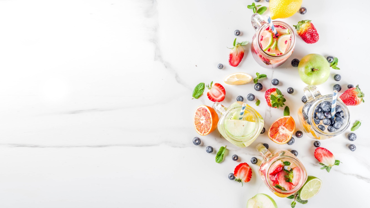 Смузи в баночках на столе с ягодами и фруктами