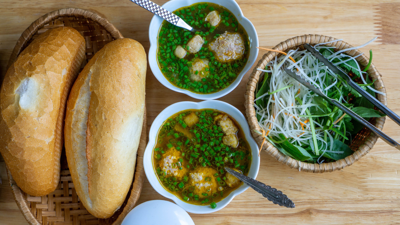 Суп с фрикадельками на столе с хлебом и салатом 