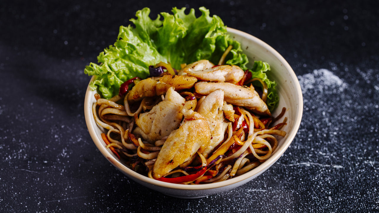 Спагетти в соусе с курицей и листьями салата 